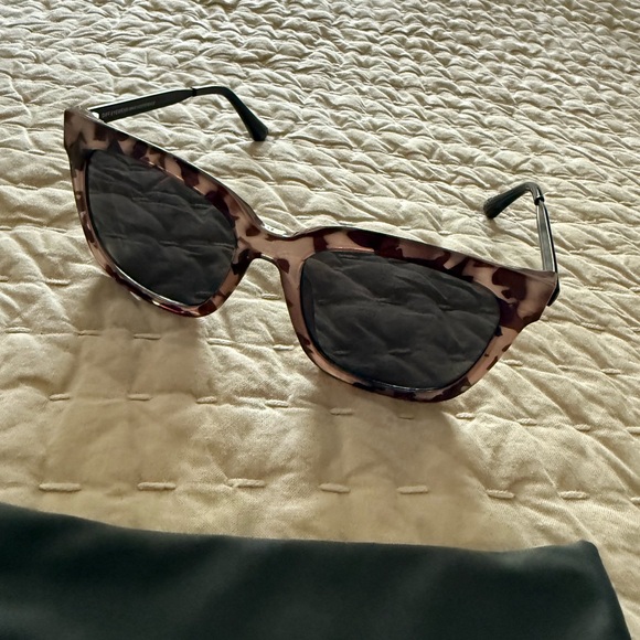 Tortoise Shell Women's Sunglasses - Picture 1 of 3